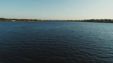 Hava aracı görüntüleri. Arka planda Kyiv 'in olduğu iki ada arasında nehir suyu üzerinde uçuş
