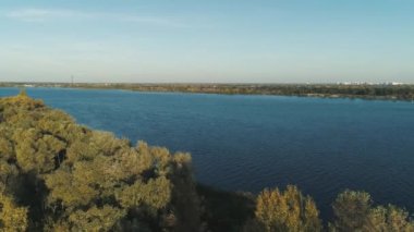 Hava aracı görüntüleri. Dnipro nehri ve sonbahar adasının üzerinden uç