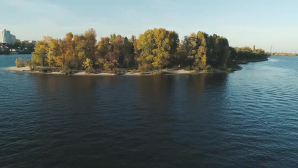 Luchtfoto 's van drone. Vlucht over eiland met uitzicht op stad en rivier in het najaar — Stockvideo