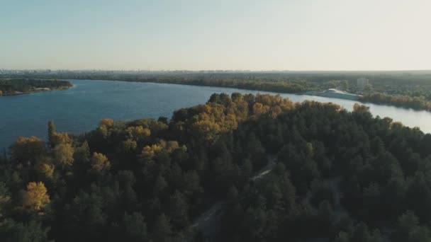 Des images aériennes de drones. Vol au-dessus de l'île sur la rivière Dnipro avec vue sur la ville de Kiev à l'automne — Video
