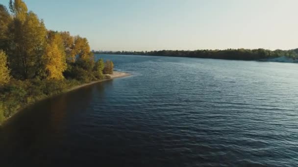 Des images aériennes de drones. Vol près de l'île sur l'eau de la rivière à l'automne . — Video