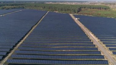 Hava aracı görüntüleri. Güneş paneli çiftliği üzerinde uçuş. Yenilenebilir yeşil alternatif enerji