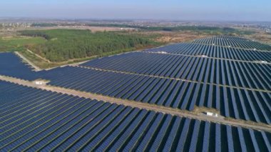 Hava aracı görüntüleri. Güneş paneli çiftliği üzerinde uçuş. Yenilenebilir yeşil alternatif enerji
