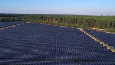 Hava aracı görüntüleri. Güneş paneli çiftliği üzerinde uçuş. Yenilenebilir yeşil alternatif enerji