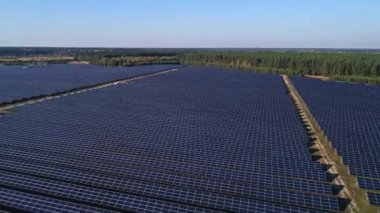 Hava aracı görüntüleri. Güneş paneli çiftliği üzerinde uçuş. Yenilenebilir yeşil alternatif enerji