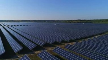Hava aracı görüntüleri. Güneş paneli çiftliği üzerinde uçuş. Yenilenebilir yeşil alternatif enerji