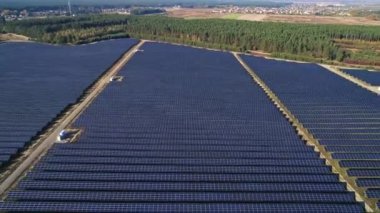 Hava aracı görüntüleri. Güneş paneli çiftliği üzerinde uçuş. Yenilenebilir yeşil alternatif enerji
