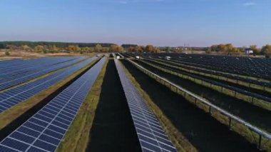 Hava aracı görüntüleri. Güneş paneli çiftliği üzerinde uçuş. Yenilenebilir yeşil alternatif enerji