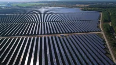 Hava aracı görüntüleri. Güneş paneli çiftliği üzerinde uçuş. Yenilenebilir yeşil alternatif enerji