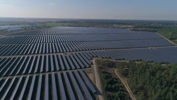 Nagranie z dronów lotniczych. Lot nad farmą paneli słonecznych. Ekologiczna energia odnawialna — Wideo stockowe