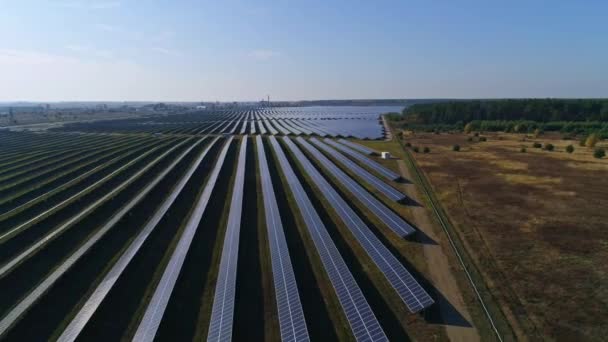 Imágenes aéreas de aviones no tripulados. Vuelo sobre la granja del panel solar. Energía alternativa verde renovable — Vídeos de Stock