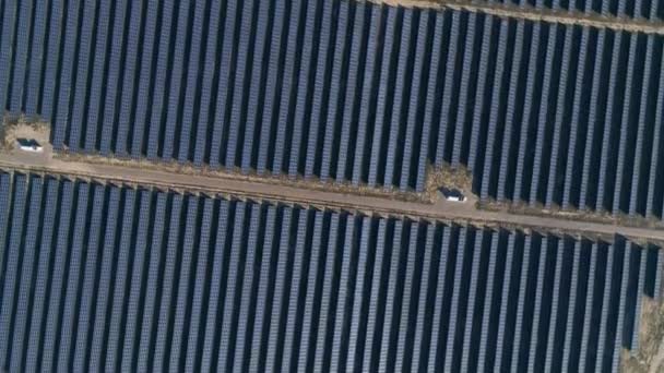 Imagens de drones aéreos. Voo sobre painel solar fazenda vista de cima para baixo. Energia alternativa verde renovável — Vídeo de Stock