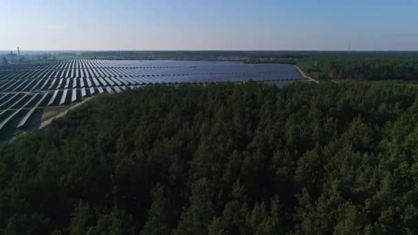 Hava aracı görüntüleri. Güneş paneli çiftliği üzerinde uçuş. Yenilenebilir yeşil alternatif enerji — Stok video