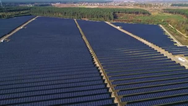 Hava aracı görüntüleri. Güneş paneli çiftliği üzerinde uçuş. Yenilenebilir yeşil alternatif enerji — Stok video