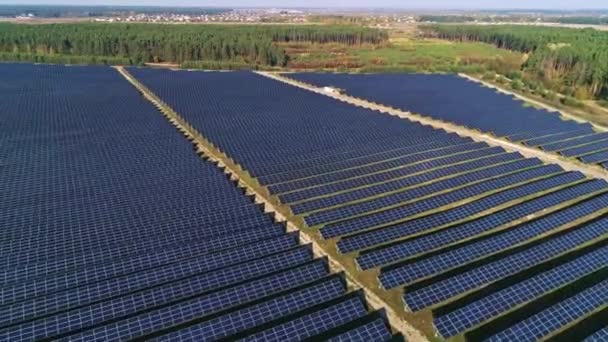 Luchtfoto 's van drone. Vlucht over zonnepanelen boerderij. Duurzame groene alternatieve energie — Stockvideo