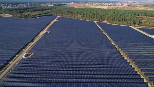 Flygbilder på drönare. Flyg över solpanelens gård. Förnybar grön alternativ energi — Stockvideo