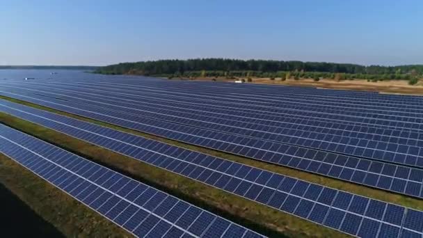 Nagranie z dronów lotniczych. Lot nad farmą paneli słonecznych. Ekologiczna energia odnawialna — Wideo stockowe