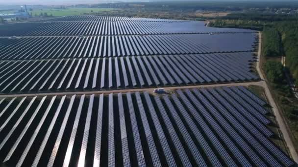 Imagens de drones aéreos. Voo sobre a fazenda painel solar. Energia alternativa verde renovável — Vídeo de Stock