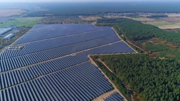 Flygbilder på drönare. Flyg över solpanelens gård. Förnybar grön alternativ energi — Stockvideo