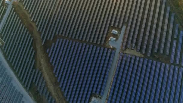 Imagens de drones aéreos. Voo sobre painel solar fazenda de cima para baixo vista ao pôr do sol estação de outono. Incline o movimento da câmera . — Vídeo de Stock