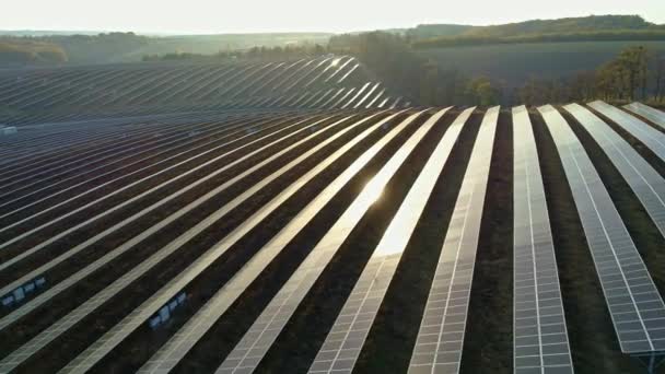 Imágenes aéreas de aviones no tripulados. Vuelo sobre granja de paneles solares al atardecer temporada de otoño . — Vídeos de Stock