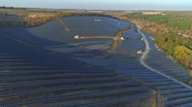 Hava aracı görüntüleri. Güneş paneli üzerinde sonbahar mevsiminde günbatımında uçuş.