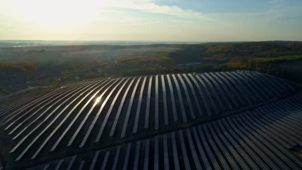 Drohnenaufnahmen aus der Luft. Flug über Solarpaneelfarm bei Sonnenuntergang im Herbst. — Stockvideo