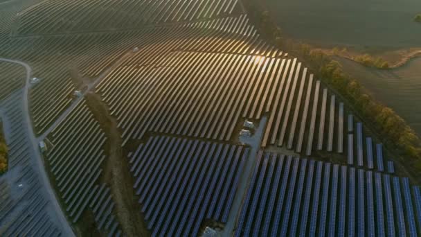 Luchtfoto 's van drone. Vlucht over zonnepaneel boerderij bij zonsondergang herfst seizoen. — Stockvideo