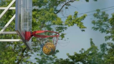 Basketbol potasında basket atmak. Basketbol sedyesi. Yavaş çekim.