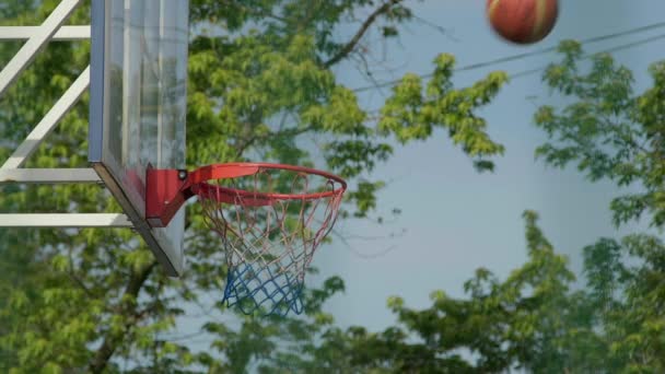 공 이 농구 골대를 맞습니다. 농구 백보드. 느린 모션 샷 — 비디오