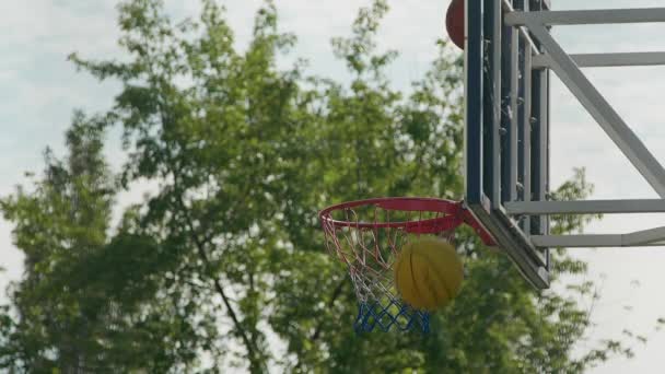 Anotar una canasta en un aro de baloncesto en el entrenamiento. Tablero de baloncesto. Disparo en cámara lenta — Vídeos de Stock