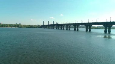 Hava aracı görüntüleri. Yeniden yapılanma sırasında Patons köprüsünün üzerinden uç