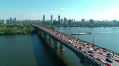 Hava aracı görüntüleri. Yeniden yapılanma sırasında Patons köprüsünün üzerinden uç