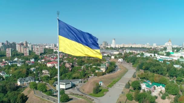Imágenes aéreas de aviones no tripulados de bandera nacional ucraniana — Vídeo de stock