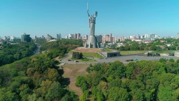 Αεροπλάνο μη επανδρωμένου αεροσκάφους. Εγερθείτε στο μνημείο της πατρίδας σας στο Κίεβο — Αρχείο Βίντεο