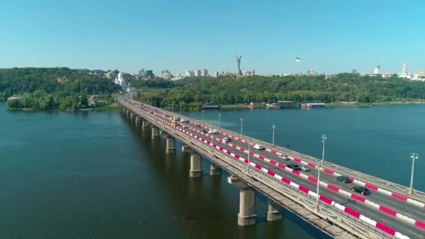 Повітряні дрони. Лети над мостом Патона під час реконструкції. — стокове відео