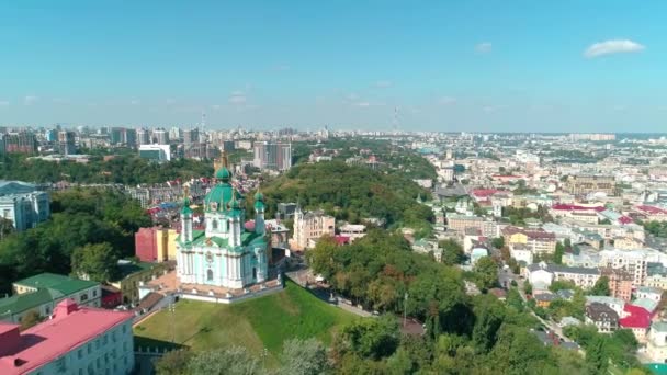 Luchtfoto 's van drone. Vlieg in de buurt van St. Andrews kerk en panorama van Kiev, Oekraïne — Stockvideo