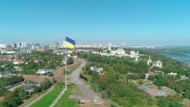 Кадри повітряного дрона національного українського прапора — стокове відео