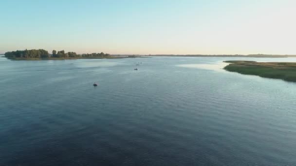 Drohnenaufnahmen aus der Luft. Rückflug über Fluss mit Inseln bei Sonnenaufgang — Stockvideo