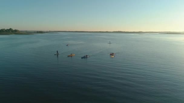 I filmati dei droni aerei. Un gruppo di turisti sta facendo kayak. Bella alba sul fiume — Video Stock