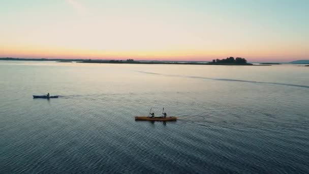 Aerial drone footage. Tourists are kayaking. Beautiful sunrise over river — Stock Video