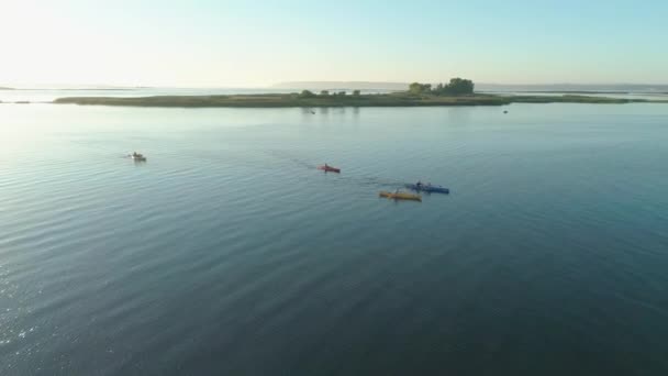 Luchtfoto 's van drone. Toeristen kajakken. Mooie zonsopgang over de rivier — Stockvideo