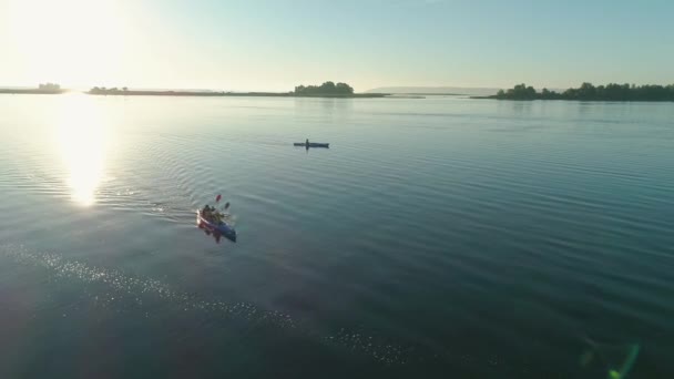 Flygbilder på drönare. Turister paddlar kajak. Vacker soluppgång över floden — Stockvideo