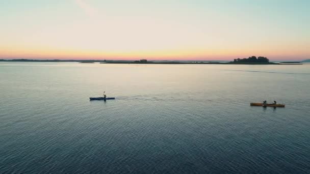 Luchtfoto 's van drone. Toeristen kajakken. Mooie zonsopgang over de rivier — Stockvideo