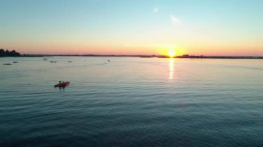 Hava aracı görüntüleri. Turistler kano yapıyor. Nehrin üzerinde güzel bir gün doğumu