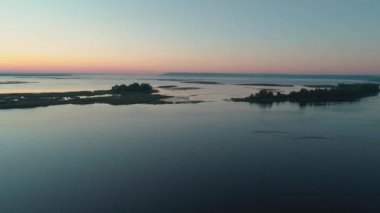 Hava aracı görüntüleri. Gün doğumunda adalarla birlikte nehrin üzerinden uç