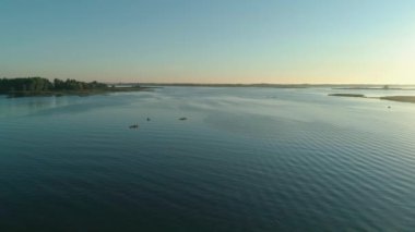 Hava aracı görüntüleri. Turistler kano yapıyor. Nehrin üzerinde güzel bir gün doğumu