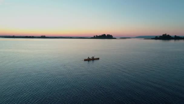 एअरल ड्रोन फुटेज. त्यामुळे पर्यटक हैराण झाले आहेत. नदीवर सुंदर सूर्योदय — स्टॉक व्हिडिओ
