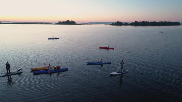 Відеозапис безпілотника. Група туристів каякинг. Прекрасний схід сонця над річкою — стокове відео