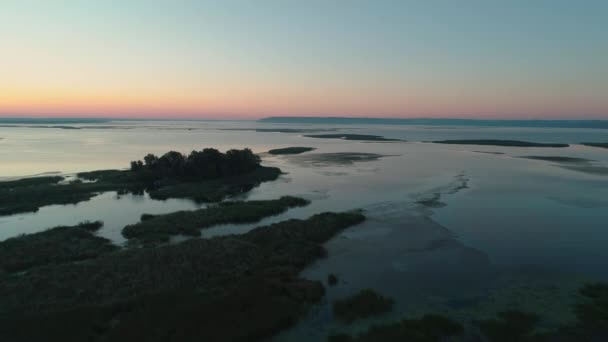 Drohnenaufnahmen aus der Luft. Bei Sonnenaufgang über Fluss mit Inseln fliegen — Stockvideo